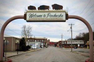 Welcome to Pawhuska sign across Kihekah Avenue