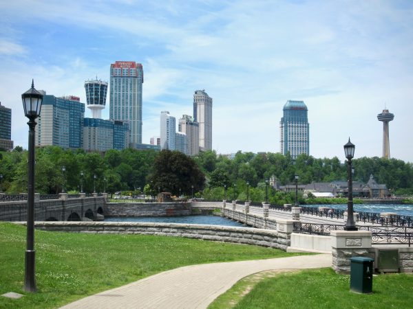 The walk from Dufferin Islands to Niagara Falls, Ontario